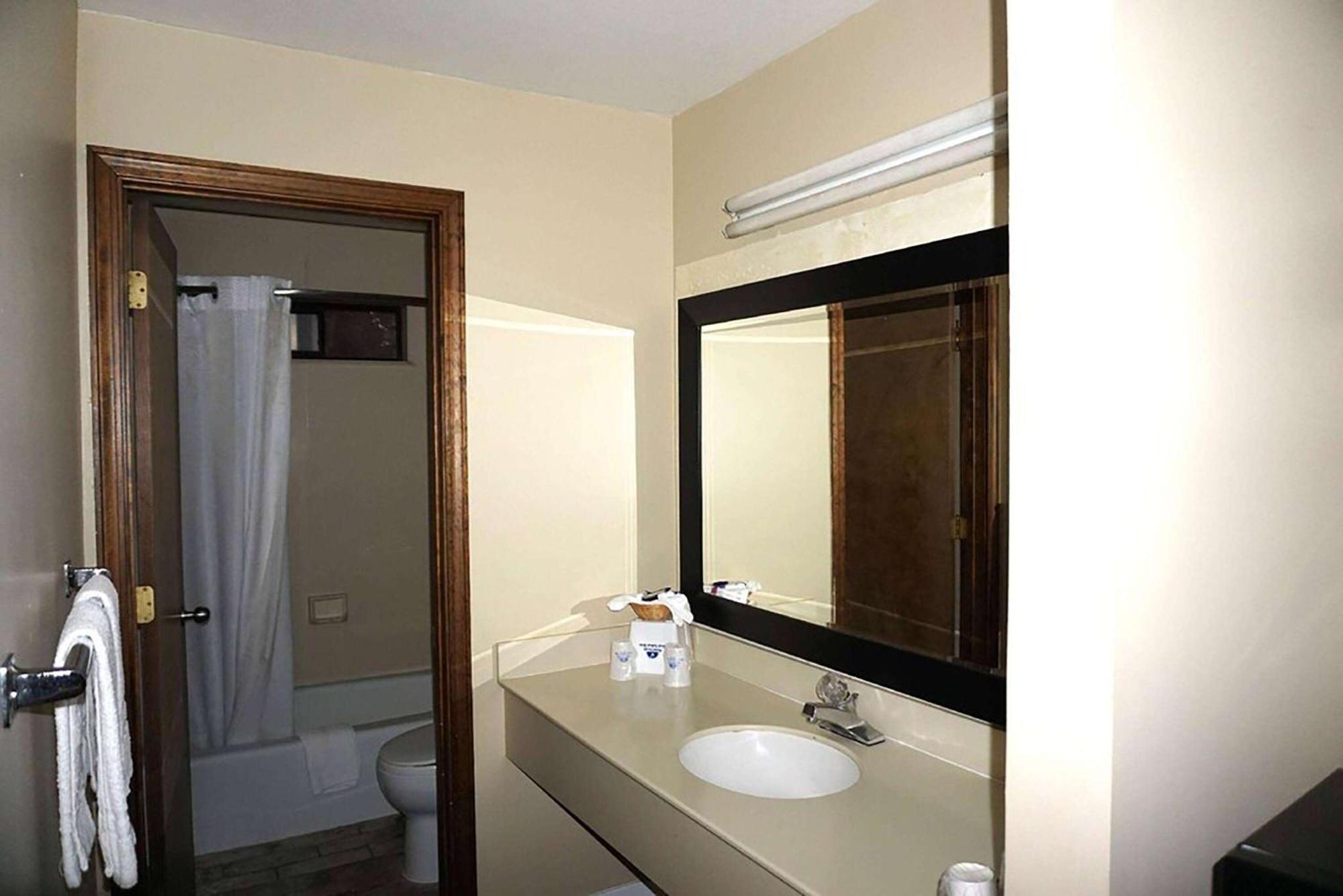 Travelodge By Wyndham Motel